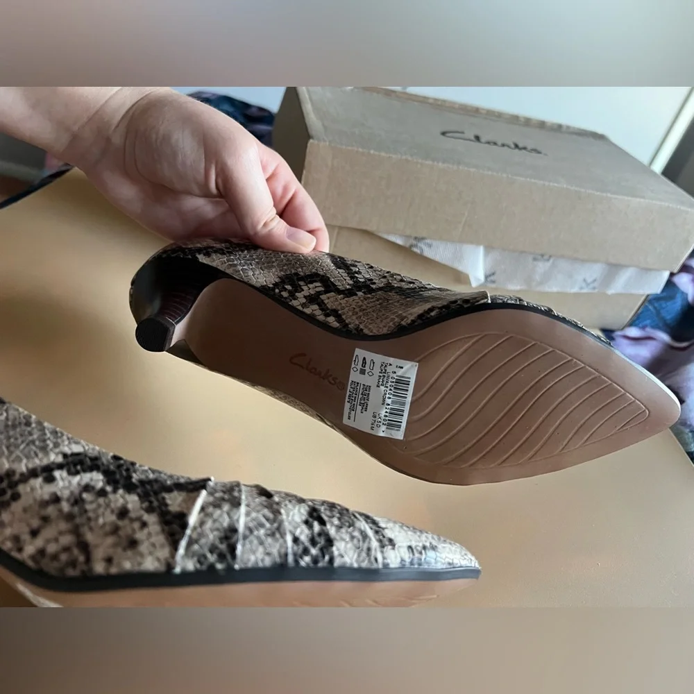 Clarks Women's Snakeskin heels - Picture 4 of 6